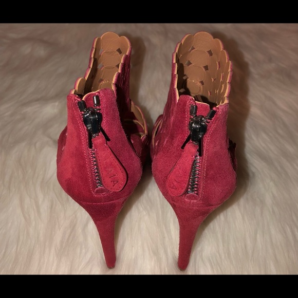 Alaia Red Suede Scalloped CutOut Heel,Size-38.5 - Picture 10 of 16